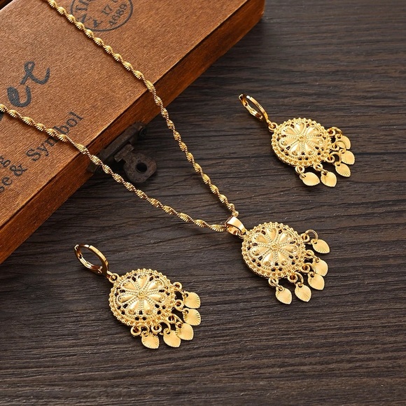 New-Gold jewelry Set, 24k Golf Plated Jewelry Set, Gold Necklace, Gold Earrings - Picture 2 of 5